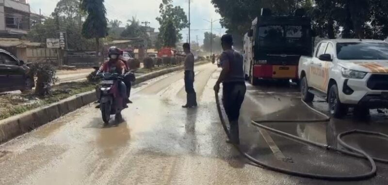 Foto: Personel Polri melakukan penyiraman dan pembersihan jalan protokol di Kabupaten Aceh Tamiang, Kamis (25/12/2025),