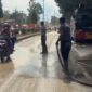 Foto: Personel Polri melakukan penyiraman dan pembersihan jalan protokol di Kabupaten Aceh Tamiang, Kamis (25/12/2025),