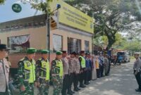 Foto: Aparat gabungan TNI dan Polri melakukan pengaturan arus lalu lintas di jalur menuju kawasan wisata Pantai Prigi, Kecamatan Watulimo, Kabupaten Trenggalek, Jumat (26/12/2025).