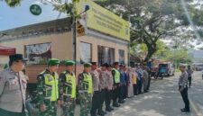 Foto: Aparat gabungan TNI dan Polri melakukan pengaturan arus lalu lintas di jalur menuju kawasan wisata Pantai Prigi, Kecamatan Watulimo, Kabupaten Trenggalek, Jumat (26/12/2025).