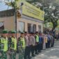 Foto: Aparat gabungan TNI dan Polri melakukan pengaturan arus lalu lintas di jalur menuju kawasan wisata Pantai Prigi, Kecamatan Watulimo, Kabupaten Trenggalek, Jumat (26/12/2025).