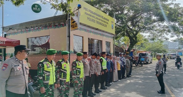 Foto: Aparat gabungan TNI dan Polri melakukan pengaturan arus lalu lintas di jalur menuju kawasan wisata Pantai Prigi, Kecamatan Watulimo, Kabupaten Trenggalek, Jumat (26/12/2025).