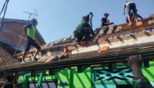 Foto: Babinsa Kelurahan Kepanjenkidul Koramil 0808/01 Sukorejo bersama warga bergotong royong merenovasi rumah milik Subagio di Jalan Srigading, Kelurahan Kepanjenkidul, Kota Blitar, Jumat (26/12/2025).