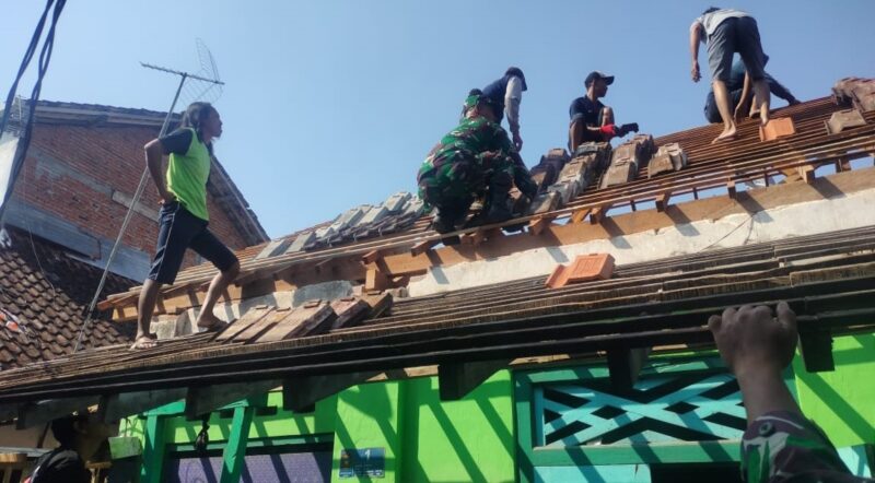 Foto: Babinsa Kelurahan Kepanjenkidul Koramil 0808/01 Sukorejo bersama warga bergotong royong merenovasi rumah milik Subagio di Jalan Srigading, Kelurahan Kepanjenkidul, Kota Blitar, Jumat (26/12/2025).