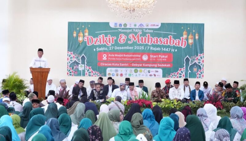 Foto: Wali Kota Administrasi Jakarta Timur, Munjirin, menghadiri Dzikir dan Muhasabah Munajat Akhir Tahun 2025 di Aula Masjid Baitushshidqi, PKP, Kecamatan Ciracas, Sabtu (27/12/2025).