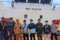 Foto: Tim gabungan TNI Angkatan Laut bersama instansi terkait berfoto di atas kapal KM Polo yang ditemukan terdampar tanpa awak di perairan Pulau Pekajang (Cibia), Kabupaten Lingga, Kepulauan Riau, Sabtu (27/12/2025).
