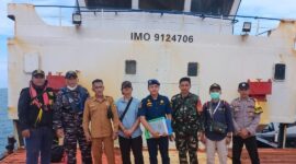 Foto: Tim gabungan TNI Angkatan Laut bersama instansi terkait berfoto di atas kapal KM Polo yang ditemukan terdampar tanpa awak di perairan Pulau Pekajang (Cibia), Kabupaten Lingga, Kepulauan Riau, Sabtu (27/12/2025).