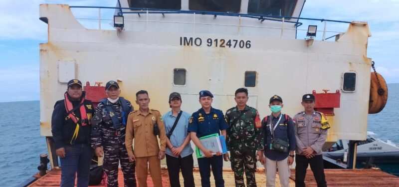 Foto: Tim gabungan TNI Angkatan Laut bersama instansi terkait berfoto di atas kapal KM Polo yang ditemukan terdampar tanpa awak di perairan Pulau Pekajang (Cibia), Kabupaten Lingga, Kepulauan Riau, Sabtu (27/12/2025).