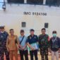 Foto: Tim gabungan TNI Angkatan Laut bersama instansi terkait berfoto di atas kapal KM Polo yang ditemukan terdampar tanpa awak di perairan Pulau Pekajang (Cibia), Kabupaten Lingga, Kepulauan Riau, Sabtu (27/12/2025).
