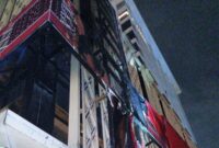 Foto: Sisa kebakaran terlihat pada billboard elektronik di Jalan MH Thamrin, Jakarta Pusat, Minggu (28/12/2025)