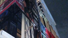 Foto: Sisa kebakaran terlihat pada billboard elektronik di Jalan MH Thamrin, Jakarta Pusat, Minggu (28/12/2025)