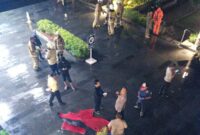 Foto: Petugas pemadam kebakaran dan aparat keamanan melakukan penanganan pascakebakaran billboard elektronik di depan Gedung Sarinah, Jalan MH Thamrin, Jakarta Pusat, Minggu (28/12/2025)