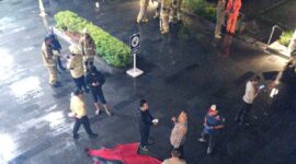 Foto: Petugas pemadam kebakaran dan aparat keamanan melakukan penanganan pascakebakaran billboard elektronik di depan Gedung Sarinah, Jalan MH Thamrin, Jakarta Pusat, Minggu (28/12/2025)