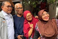 Foto: Seorang pimpinan wilayah Jakarta Pusat berfoto bersama warga saat meninjau langsung rumah warga terdampak musibah