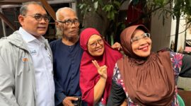 Foto: Seorang pimpinan wilayah Jakarta Pusat berfoto bersama warga saat meninjau langsung rumah warga terdampak musibah