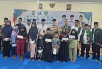 Foto: Unsur Tiga Pilar Kecamatan Tambora berfoto bersama usai menggelar doa bersama untuk keselamatan bangsa dan pemberian santunan kepada anak yatim di Aula Kantor Kecamatan Tambora, Jakarta Barat, Rabu (31/12/2025)
