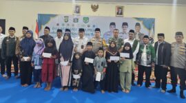 Foto: Unsur Tiga Pilar Kecamatan Tambora berfoto bersama usai menggelar doa bersama untuk keselamatan bangsa dan pemberian santunan kepada anak yatim di Aula Kantor Kecamatan Tambora, Jakarta Barat, Rabu (31/12/2025)