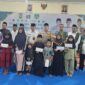 Foto: Unsur Tiga Pilar Kecamatan Tambora berfoto bersama usai menggelar doa bersama untuk keselamatan bangsa dan pemberian santunan kepada anak yatim di Aula Kantor Kecamatan Tambora, Jakarta Barat, Rabu (31/12/2025)