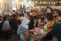 Foto: Puluhan anak yatim dan piatu bersama pengurus Karang Taruna serta warga mengikuti makan dan doa bersama di Pelataran Karang Taruna Kelurahan Duri Kepa, Kebon Jeruk, Jakarta Barat, Rabu (31/12/2025)