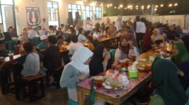 Foto: Puluhan anak yatim dan piatu bersama pengurus Karang Taruna serta warga mengikuti makan dan doa bersama di Pelataran Karang Taruna Kelurahan Duri Kepa, Kebon Jeruk, Jakarta Barat, Rabu (31/12/2025)