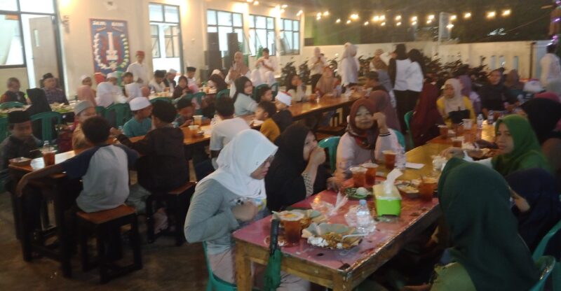 Foto: Puluhan anak yatim dan piatu bersama pengurus Karang Taruna serta warga mengikuti makan dan doa bersama di Pelataran Karang Taruna Kelurahan Duri Kepa, Kebon Jeruk, Jakarta Barat, Rabu (31/12/2025)