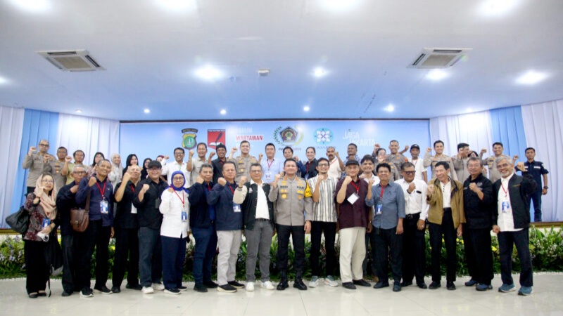 Foto: Para peserta foto bersama setelah mengikuti Uji Kompetensi Wartawan di Polda Metro Jaya.