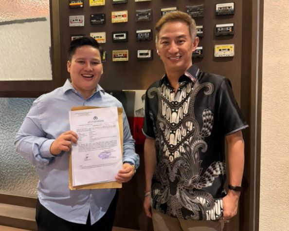 Foto: Ade Ratnasari mendampingi Budiman Tiang usai membuat laporan polisi di Bareskrim Polri, Senin (1/12/2025). (Dok-Istimewa)