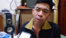 Foto: Pak Idris Nasabah Bank BRI Unit Cililitan Besar, Keramatjati, saat diwawancarai di kediamannya, Senin (1/11/2025). (Dok-Okj/Fahmy Nurdin)