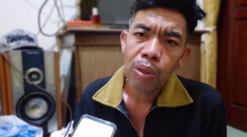 Foto: Pak Idris Nasabah Bank BRI Unit Cililitan Besar, Keramatjati, saat diwawancarai di kediamannya, Senin (1/11/2025). (Dok-Okj/Fahmy Nurdin)