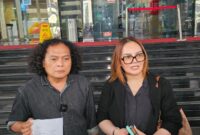 Foto: (kiri) Deolipa Yumara Kuasa Hukum Linda Susanti (kanan), usai membuat laporan di Dewas KPK, Jakarta, Kamis (4/12/2025). (Dok-Istimewa)