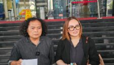 Foto: (kiri) Deolipa Yumara Kuasa Hukum Linda Susanti (kanan), usai membuat laporan di Dewas KPK, Jakarta, Kamis (4/12/2025). (Dok-Istimewa)