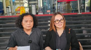 Foto: (kiri) Deolipa Yumara Kuasa Hukum Linda Susanti (kanan), usai membuat laporan di Dewas KPK, Jakarta, Kamis (4/12/2025). (Dok-Istimewa)