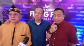 Foto: Tiga komedian yang pernah menghiasi berbagai program hiburan di Indosiar terlihat menghadiri Reuni Akbar Flying Fish Alumni yang digelar di Plaza Twins Hotel, Slipi, Jakarta Barat, Jumat (5/12).