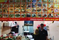 Foto: Idris bersama Istri, pemilik “Saung Intan”, sebuah warung kuliner di lantai 3A nomor 30 zona kuning di Pusat Grosir Cililitan (PGC), Jakarta Timur. (Dok-Okj/FN)