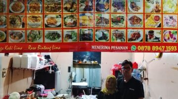 Foto: Idris bersama Istri, pemilik “Saung Intan”, sebuah warung kuliner di lantai 3A nomor 30 zona kuning di Pusat Grosir Cililitan (PGC), Jakarta Timur. (Dok-Okj/FN)