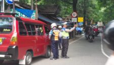 Foto: Sudinhub Jakarta Timur melakukan penertiban terhadap sejumlah angkutan kota (angkot) yang parkir sembarangan di kawasan Stasiun Cakung, Selasa (9/12). (Dok-Istimewa)