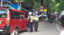 Foto: Sudinhub Jakarta Timur melakukan penertiban terhadap sejumlah angkutan kota (angkot) yang parkir sembarangan di kawasan Stasiun Cakung, Selasa (9/12). (Dok-Istimewa)