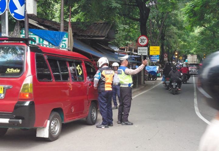 Foto: Sudinhub Jakarta Timur melakukan penertiban terhadap sejumlah angkutan kota (angkot) yang parkir sembarangan di kawasan Stasiun Cakung, Selasa (9/12). (Dok-Istimewa)