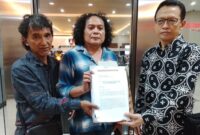 Foto: (kiri) Arif Saifuddin (56), korban penyerobotan tanah seluas 16.160 meter persegi di wilayah Lontar, Kota Surabaya. (tengah) Penasehat Hukum Deolipa Yumara. (kanan) Syarief Hidayat keluarga korban. (Dok-Okj/FN)