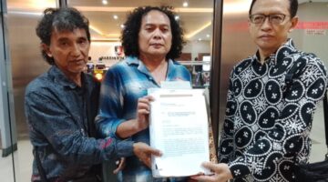 Foto: (kiri) Arif Saifuddin (56), korban penyerobotan tanah seluas 16.160 meter persegi di wilayah Lontar, Kota Surabaya. (tengah) Penasehat Hukum Deolipa Yumara. (kanan) Syarief Hidayat keluarga korban. (Dok-Okj/FN)