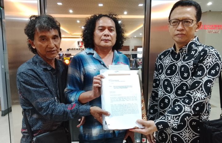 Foto: (kiri) Arif Saifuddin (56), korban penyerobotan tanah seluas 16.160 meter persegi di wilayah Lontar, Kota Surabaya. (tengah) Penasehat Hukum Deolipa Yumara. (kanan) Syarief Hidayat keluarga korban. (Dok-Okj/FN)