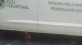 Foto: Tangkapan Layar Mobil layanan Makanan Bergizi Gratis (MBG) hilang kendali dan menerobos pagar sekolah pada Kamis (11/12/2025) sekitar pukul 06.48 WIB. (Dok-Istimewa)