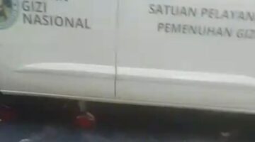 Foto: Tangkapan Layar Mobil layanan Makanan Bergizi Gratis (MBG) hilang kendali dan menerobos pagar sekolah pada Kamis (11/12/2025) sekitar pukul 06.48 WIB. (Dok-Istimewa)