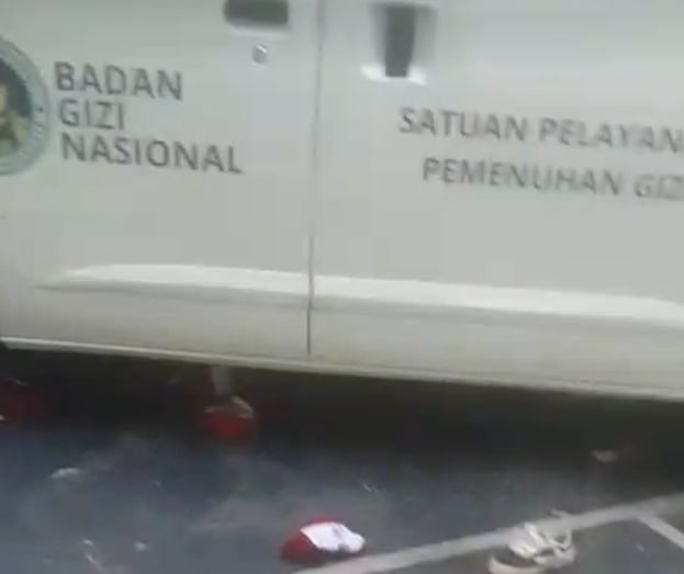Foto: Tangkapan Layar Mobil layanan Makanan Bergizi Gratis (MBG) hilang kendali dan menerobos pagar sekolah pada Kamis (11/12/2025) sekitar pukul 06.48 WIB. (Dok-Istimewa)