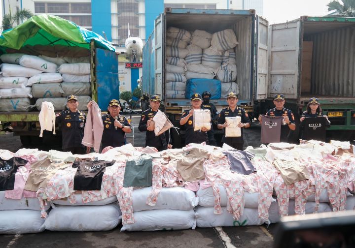Foto: Melalui dua operasi terpisah yang berlangsung awal dan pertengahan Desember 2025, otoritas kepabeanan tersebut berhasil menggagalkan penyelundupan produk garmen melalui jalur laut dan darat. (Dok-Istimewa)