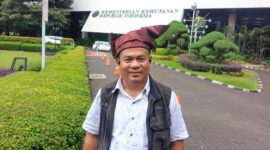 Foto: Aliansi Anak Kepri melalui Koordinator Wilayah Melayu Raya Kabupaten Lingga, Zuhardi, menyuarakan keresahan masyarakat Kepulauan Riau terkait maraknya pembukaan dan rencana perluasan perkebunan kelapa sawit di Kabupaten Lingga. Aspirasi tersebut disampaikan langsung kepada awak media di Kementerian Lingkungan Hidup dan Kehutanan (KLHK) Republik Indonesia, Kamis (18/12/2025). (Dok-Okj/FN)