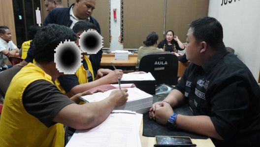 Foto: Kejaksaan Negeri (Kejari) Jakarta Timur secara resmi menerima penyerahan tanggung jawab tersangka dan barang bukti (Tahap II) dalam perkara tindak pidana pembunuhan dan/atau perampasan kemerdekaan orang lain yang terjadi di area parkiran Lotte Mart Pasar Rebo, Jakarta Timur. Penyerahan Tahap II tersebut dilaksanakan pada Kamis, 18 Desember 2025 sekitar pukul 15.00 WIB di Ruang Tahap II Kejari Jakarta Timur. (Dok-Istimewa)