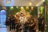 Foto: KSB Pokja PWI Kejaksaan Negeri
Jakarta Timur beserta jajaran bersama mempelai dan orang tua. (Dok-Istimewa)