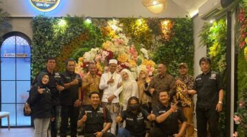 Foto: KSB Pokja PWI Kejaksaan Negeri
Jakarta Timur beserta jajaran bersama mempelai dan orang tua. (Dok-Istimewa)