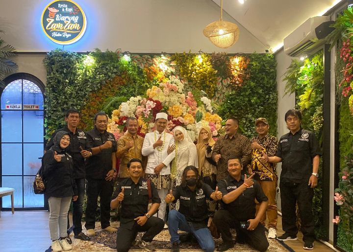 Foto: KSB Pokja PWI Kejaksaan Negeri
Jakarta Timur beserta jajaran bersama mempelai dan orang tua. (Dok-Istimewa)